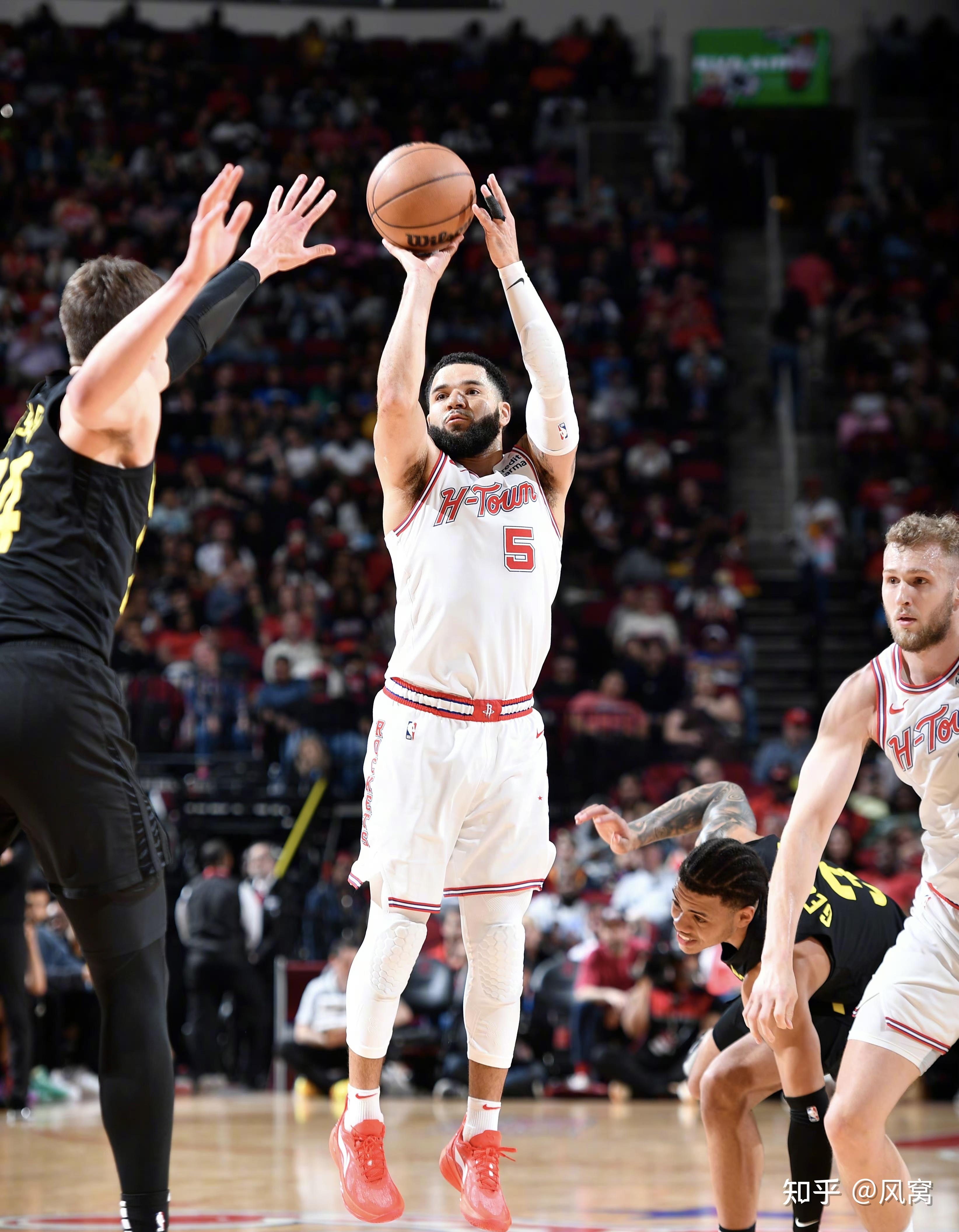 休斯敦火箭发布备战花絮,清晨门线救险,意大利杯任务艰巨,身体对抗强度拉满的简单介绍 休斯敦火箭发布备战花絮,清晨门线救险,意大利杯任务艰巨,身体对抗强度拉满的简单介绍